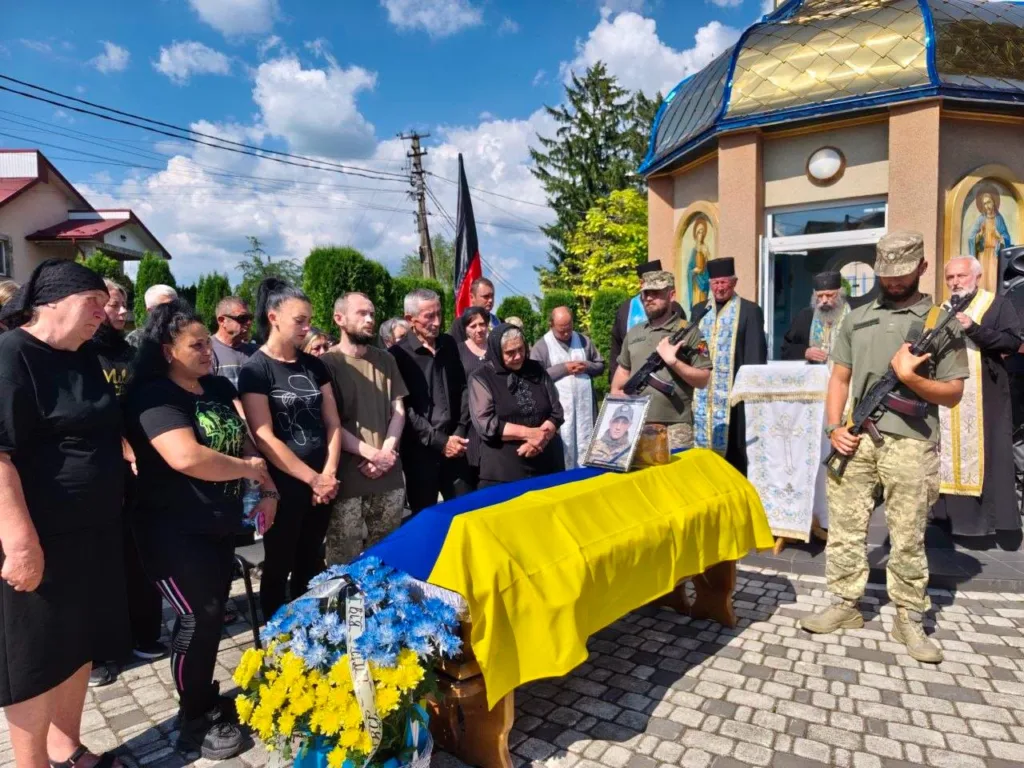 Похорон українського військового з прапором України