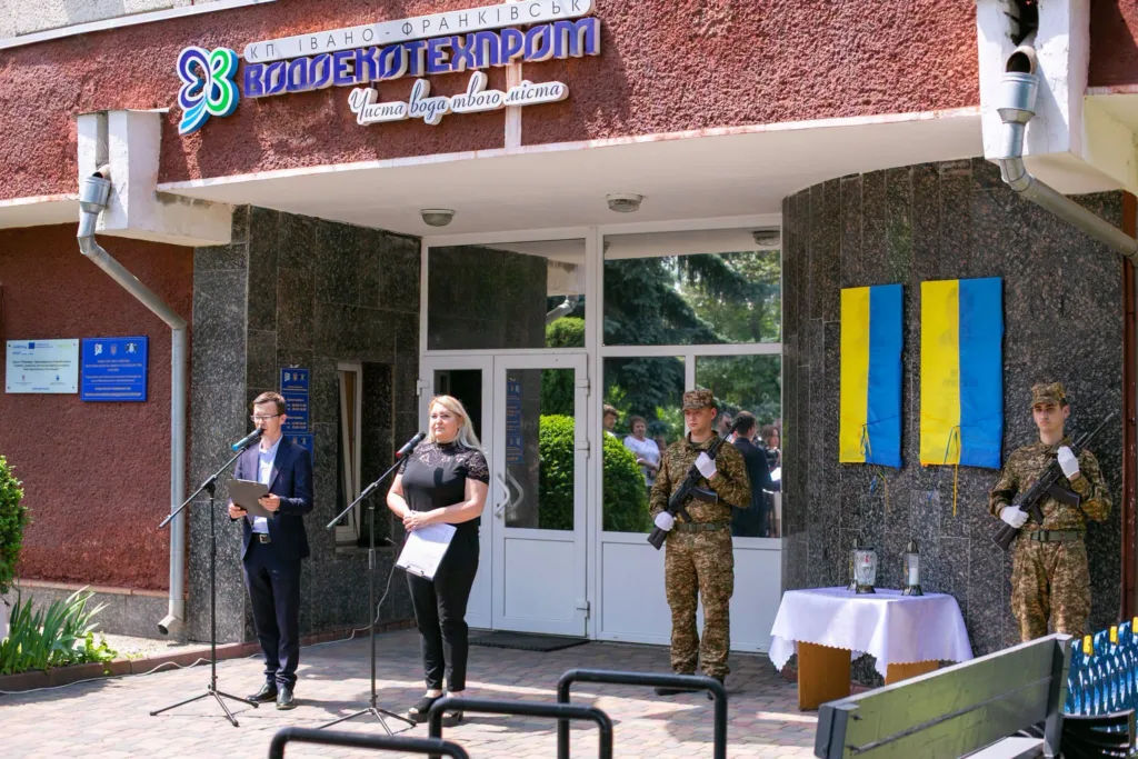 Церемонія біля будівлі Івано-Франківськводоекотехпром