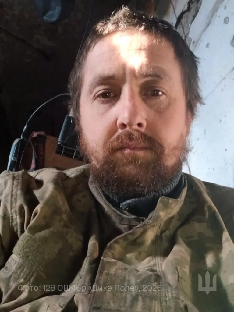 Військовий у камуфляжі дивиться в камеру