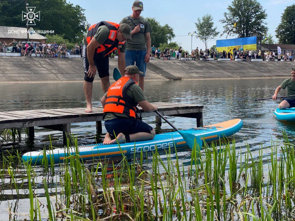 Рятувальники тренуються на сапбордах біля водойми