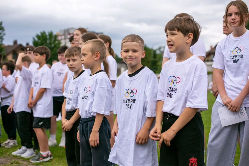 Діти у футболках Olympic Day на спортивному заході