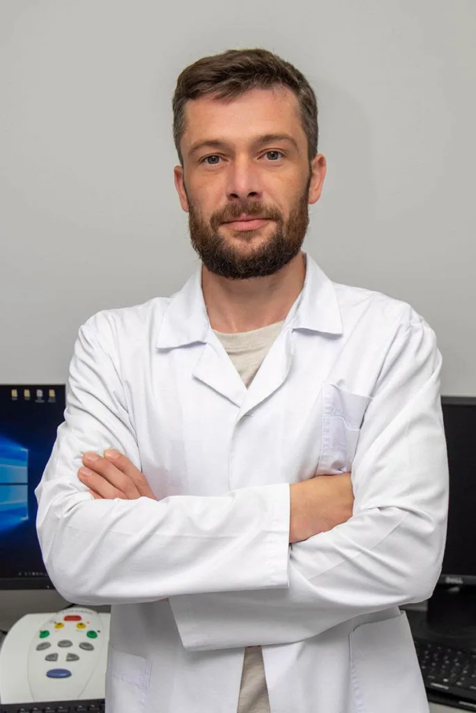 Медичний працівник у білому халаті в офісі