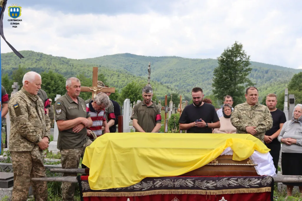 Похорон військового героя на цвинтарі в Карпатах