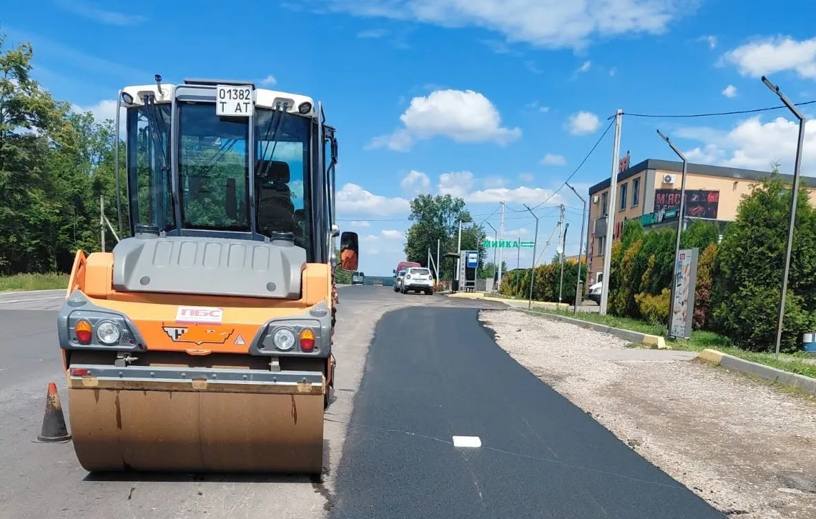 Дорожній каток укочує новий асфальт на вулиці