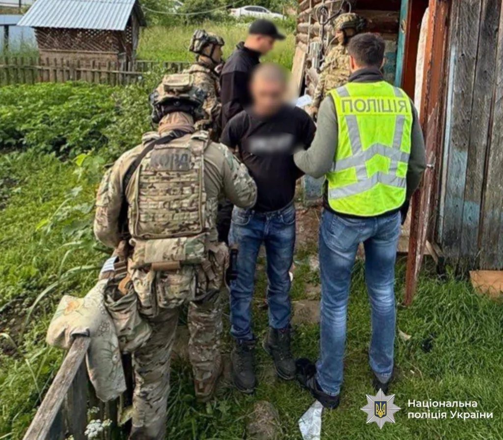 Поліцейські затримують підозрюваного на сільській місцевості