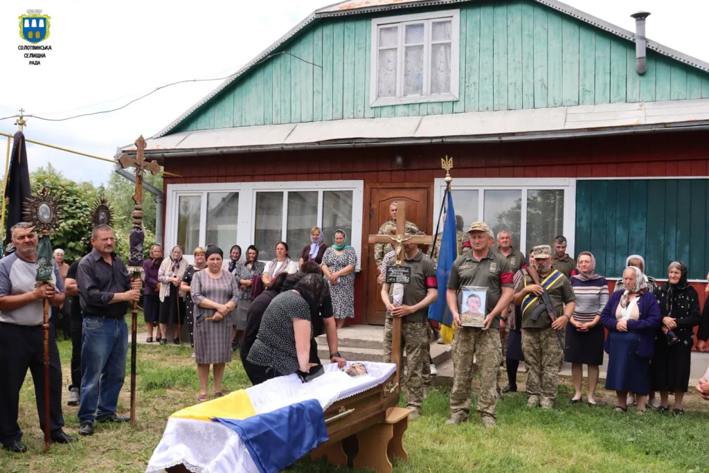 Похорон військового біля будинку у селі