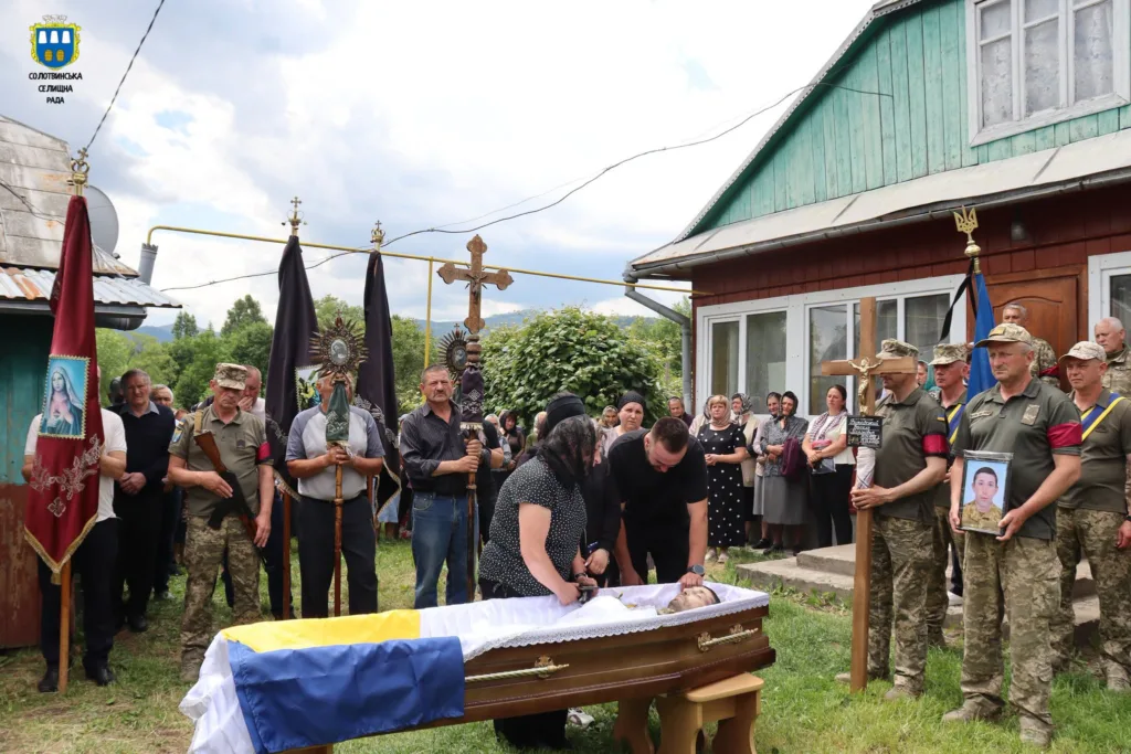Похорон українського військового біля будинку