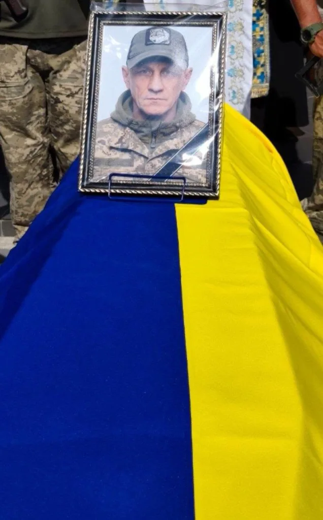 Поховання військового з прапором України