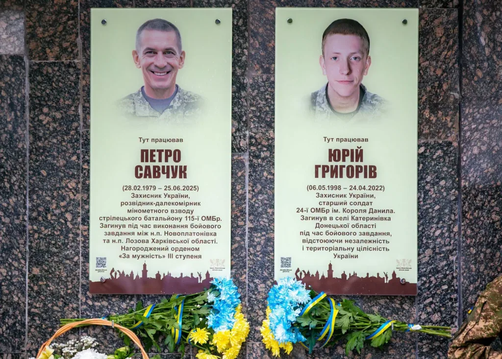 Меморіальні дошки загиблим українським героям із квітами