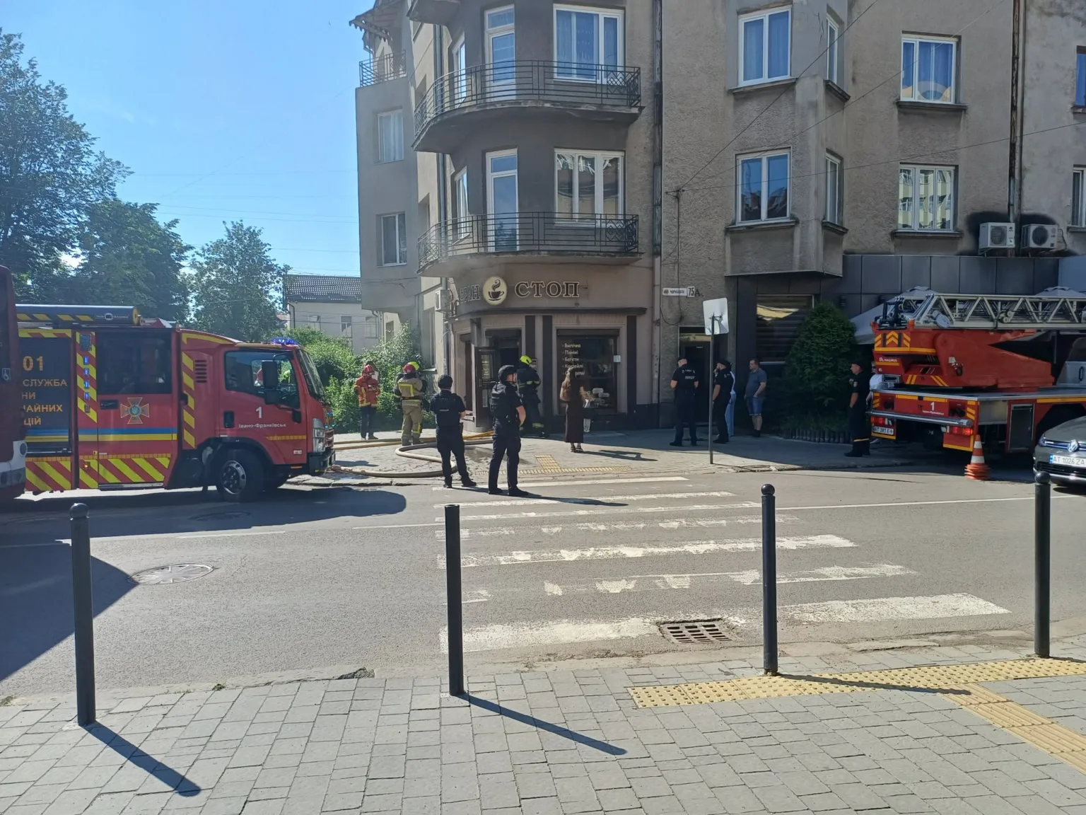 Пожежники працюють біля житлового будинку у місті