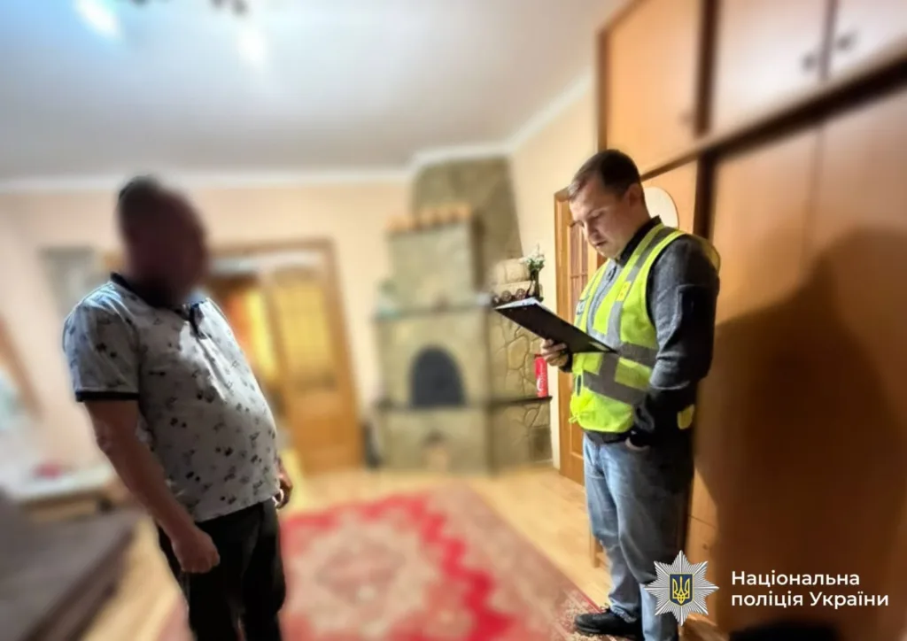 Поліцейський проводить обшук у будинку