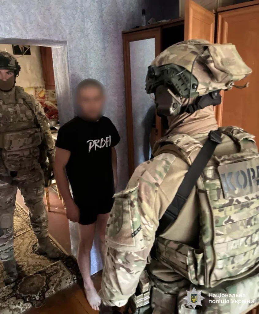 Поліція проводить обшук у квартирі підозрюваного