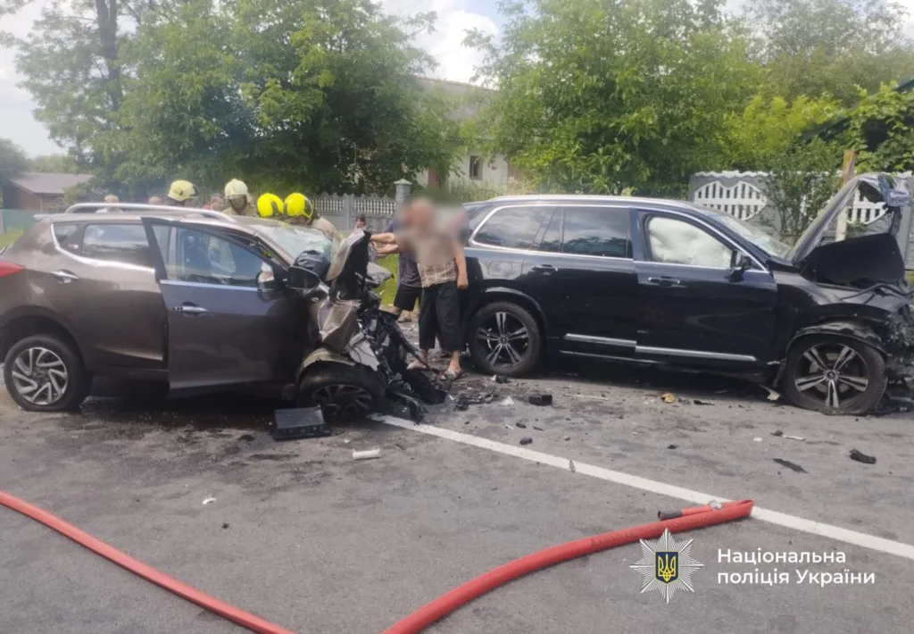 ДТП із двома автомобілями на дорозі