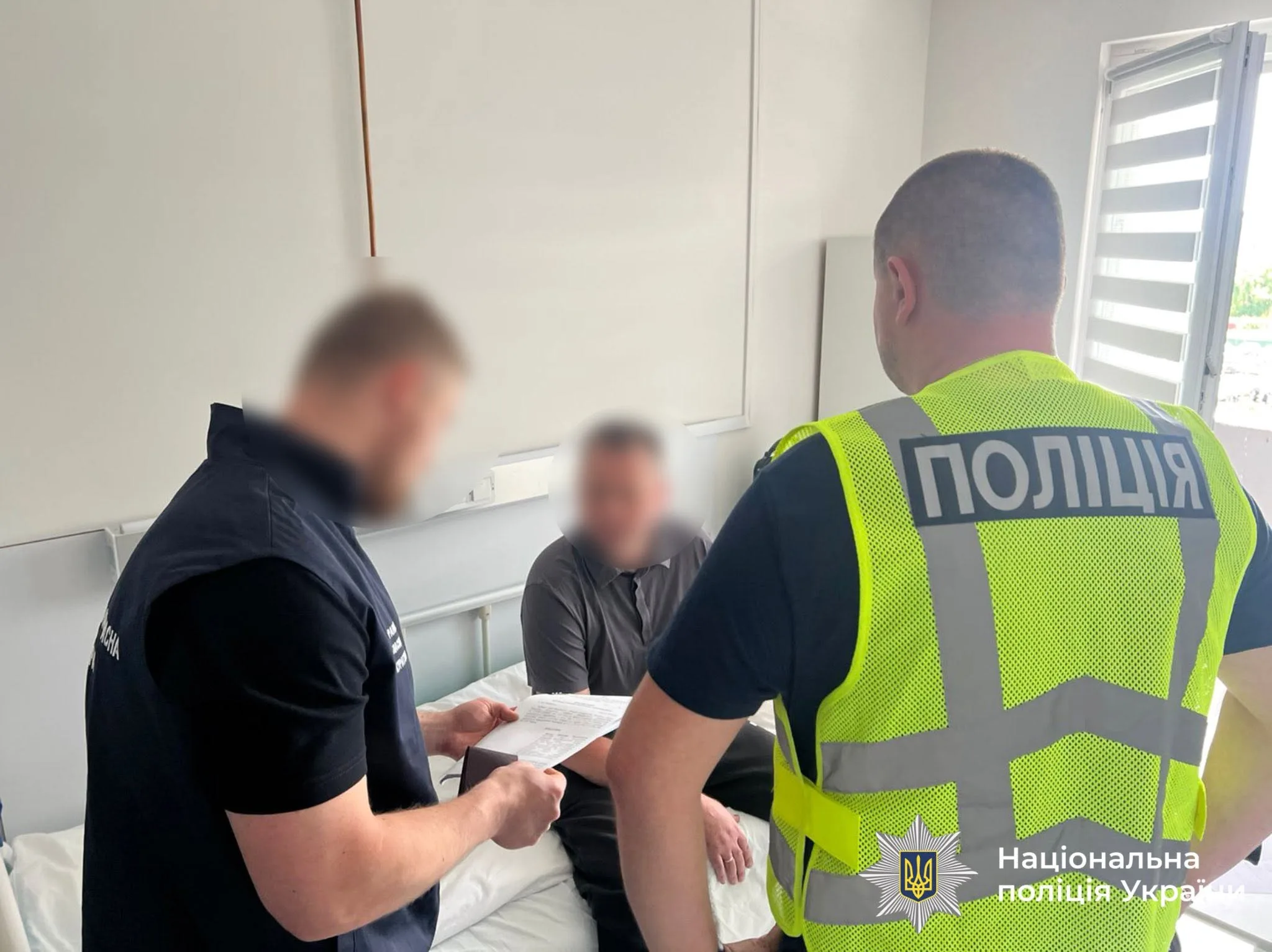 Поліція України спілкується з чоловіком у лікарні