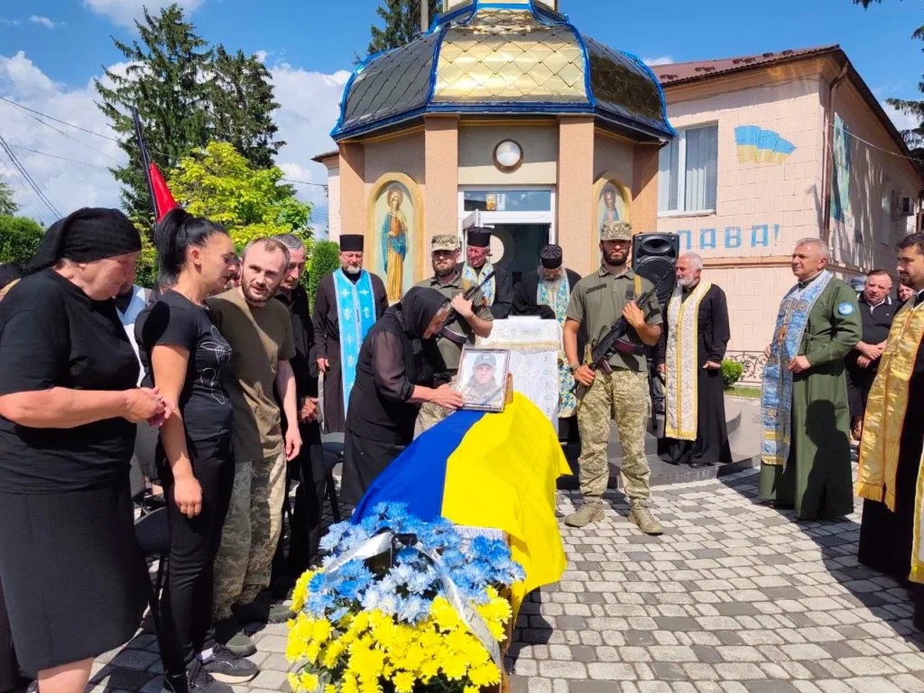 Поховання українського військового з прапором України