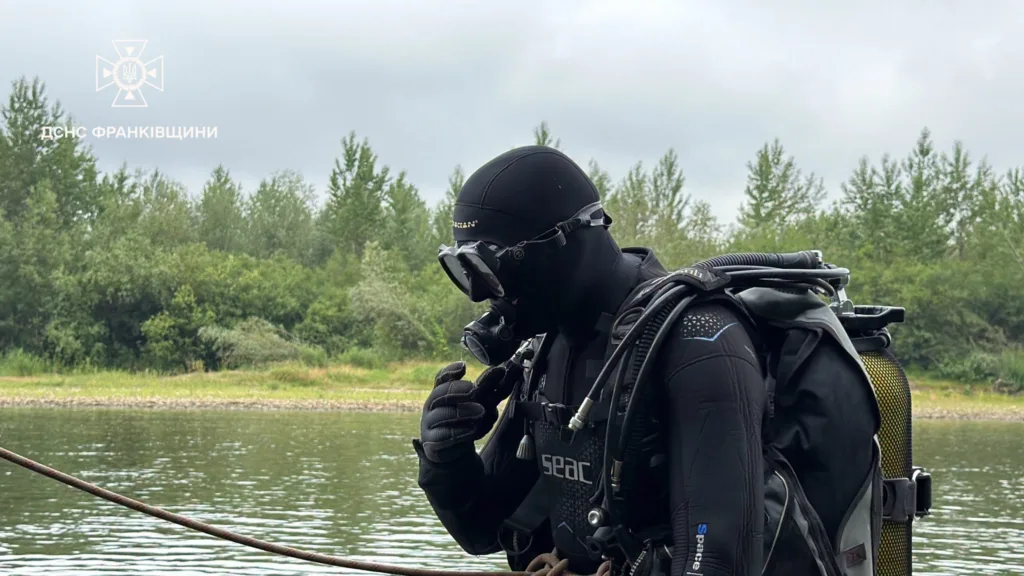 Водолаз ДСНС біля річки готується до занурення
