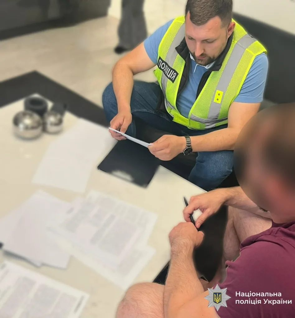 Поліція України перевіряє документи під час розслідування