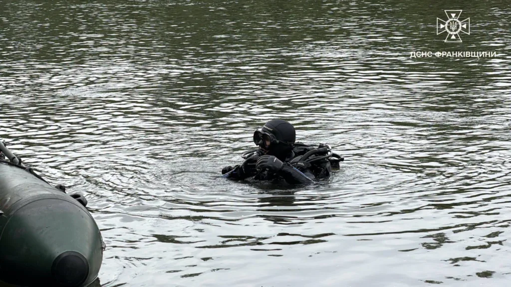Водолаз у гідрокостюмі проводить пошук у водоймі