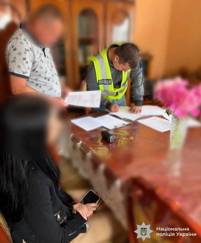 Поліція України оформлює документи під час перевірки