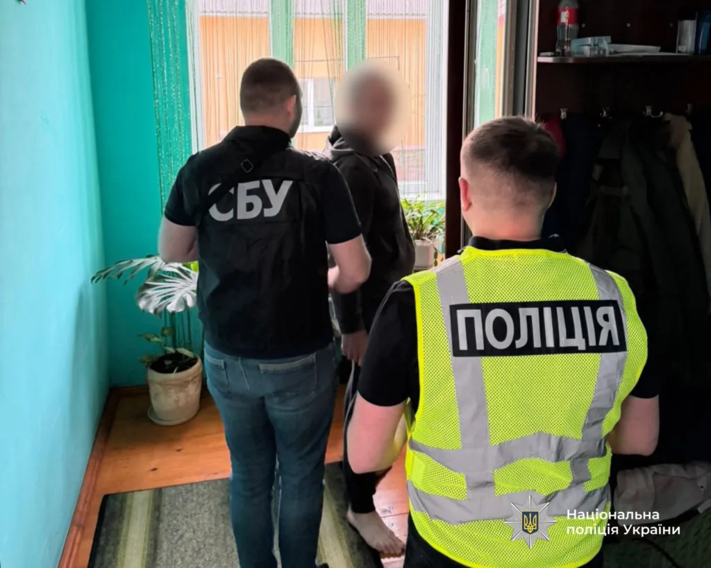 Поліція та СБУ проводять обшук у квартирі