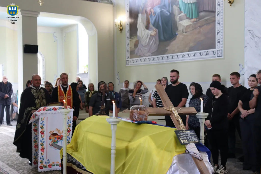 Прощання із загиблим військовим у церкві