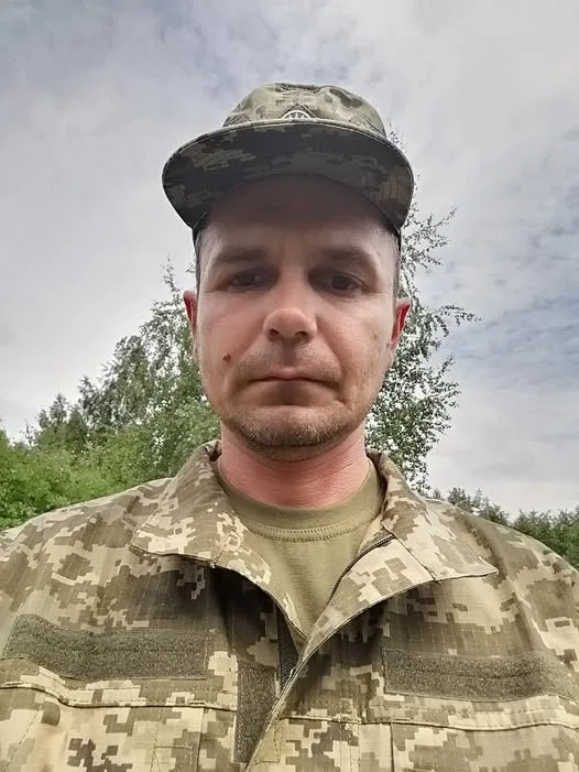 Військовий у камуфляжній формі на природі