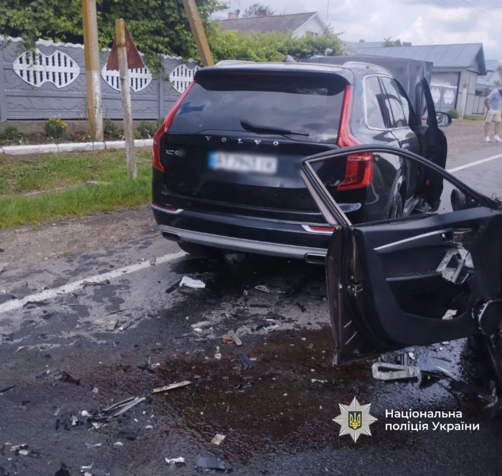 Дорожньо-транспортна пригода з пошкодженими автомобілями