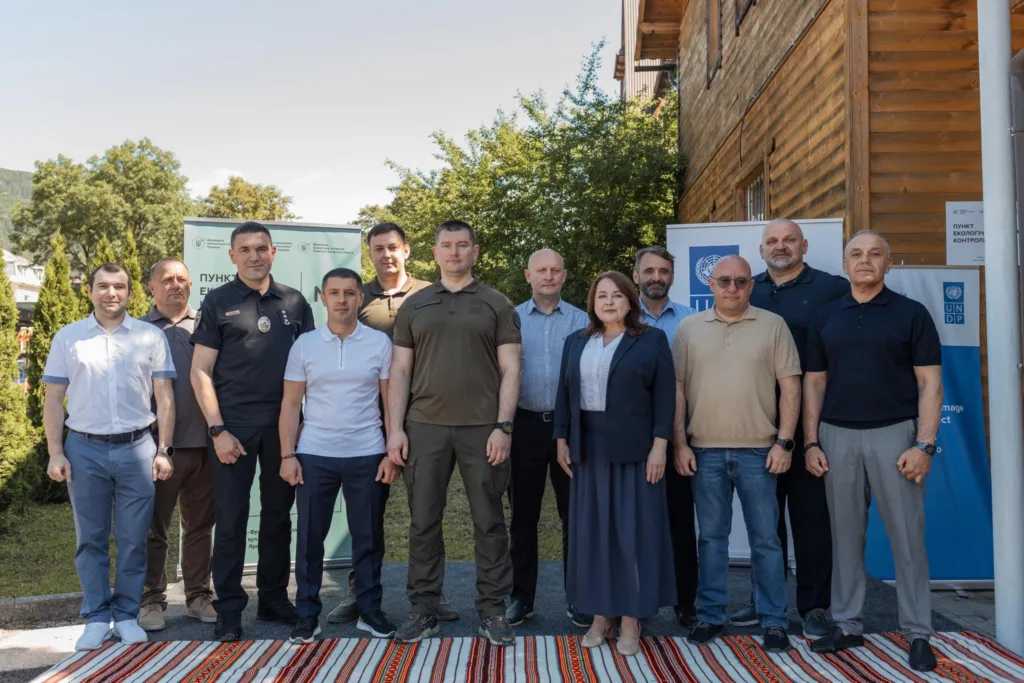 Група людей перед будівлею на заході ООН