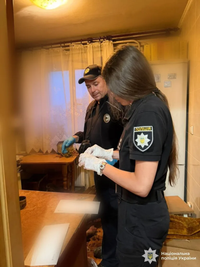 Поліція України проводить розслідування у квартирі
