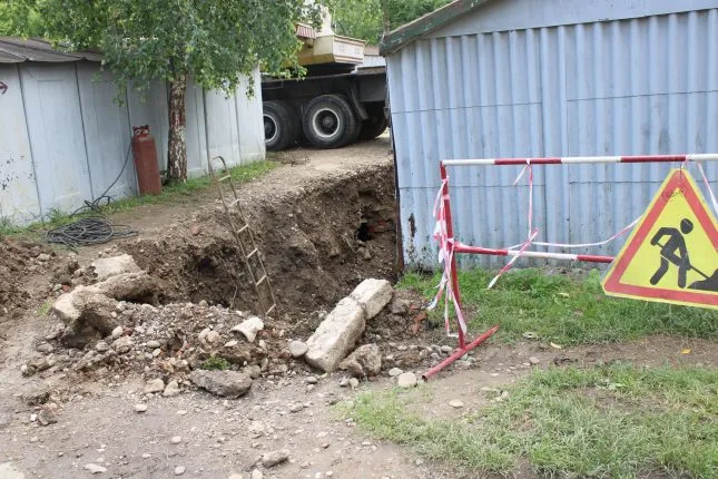 Дорожні роботи біля гаражів та огородження ями