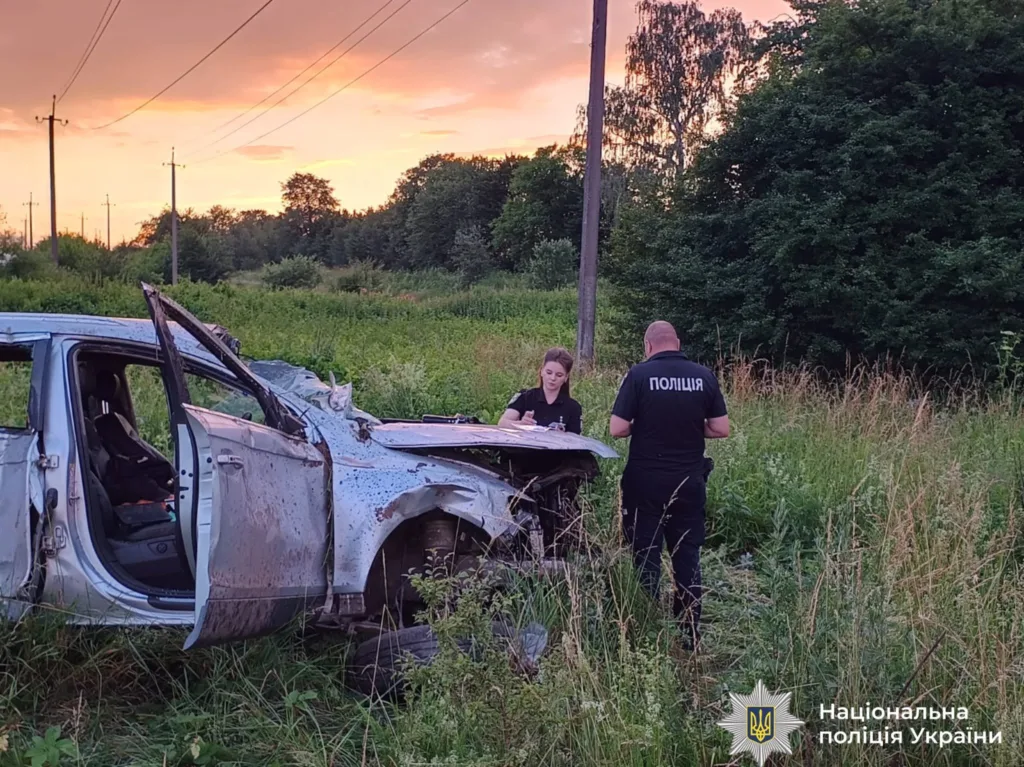 Поліція оглядає місце автомобільної аварії на заході сонця