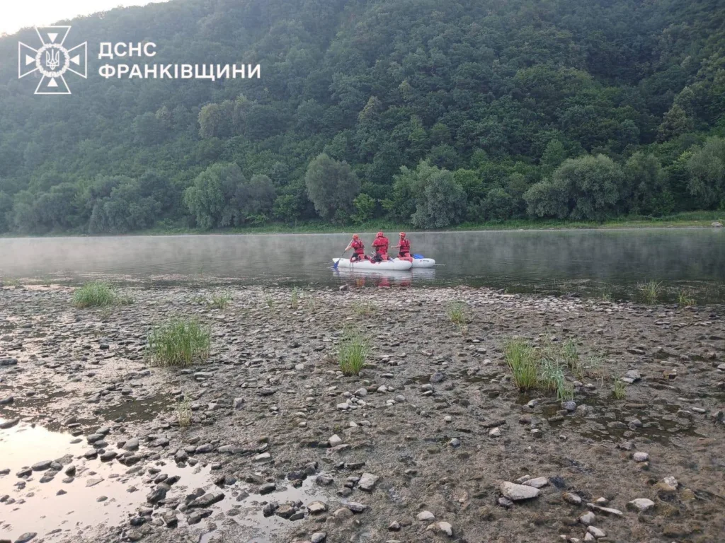 Рятувальники на човні перевіряють річку серед лісу