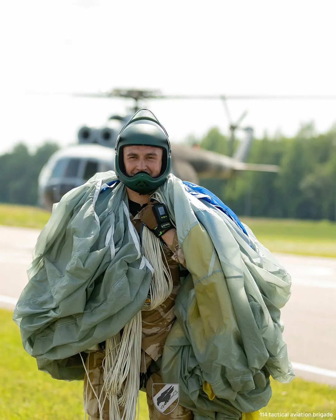 Військовий парашутист після приземлення перед гелікоптером