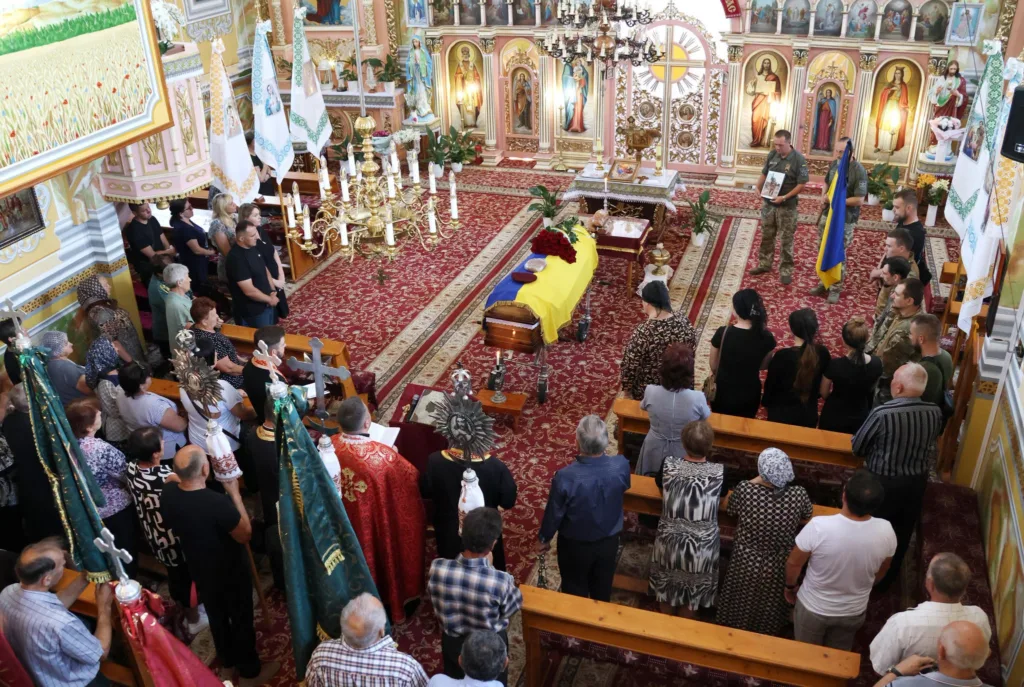 Прощання з військовим у церкві України
