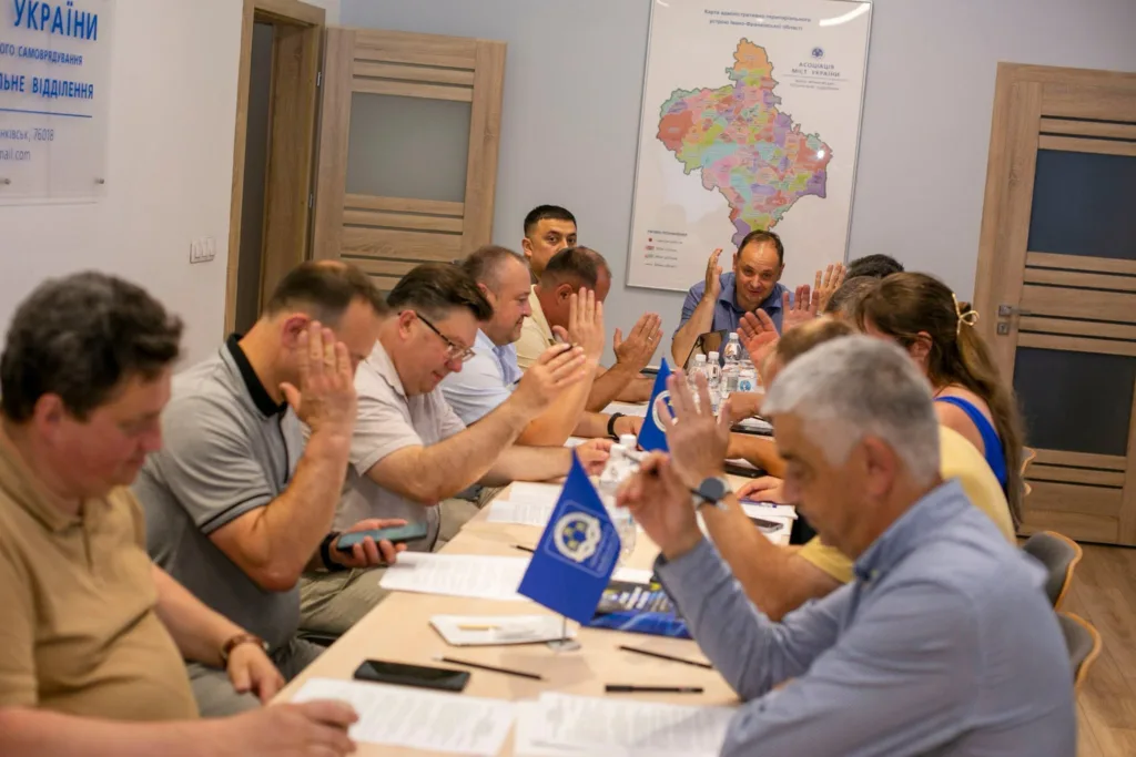 Люди голосують на засіданні ради України