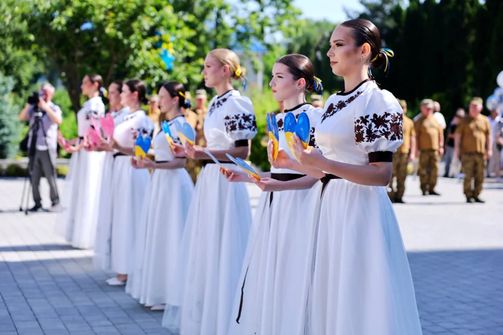 Дівчата у вишиванках тримають серця України
