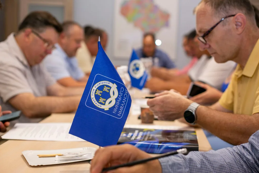 Зустріч чоловіків з прапором університету