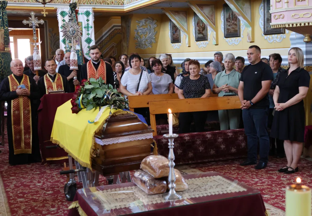 Похоронна церемонія в церкві з труною та людьми