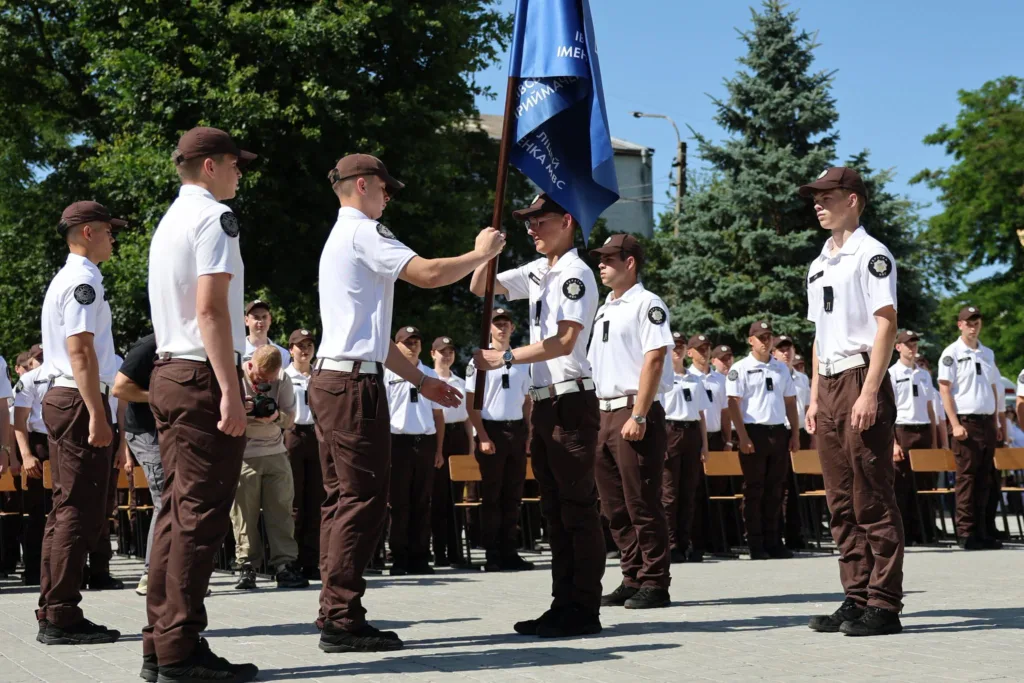 Курсанти поліції на церемонії з прапором