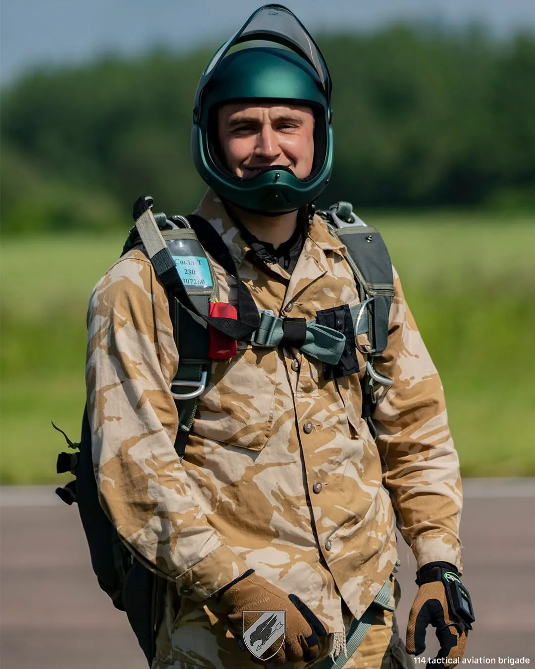 Військовий пілот у камуфляжі з парашутом