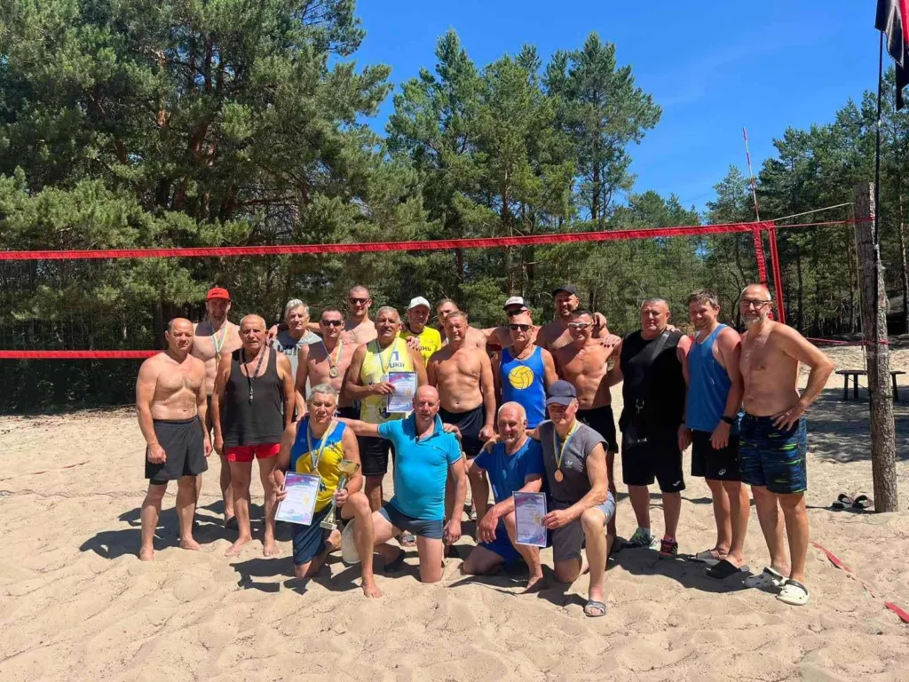 Команда чоловіків на пляжному волейбольному турнірі