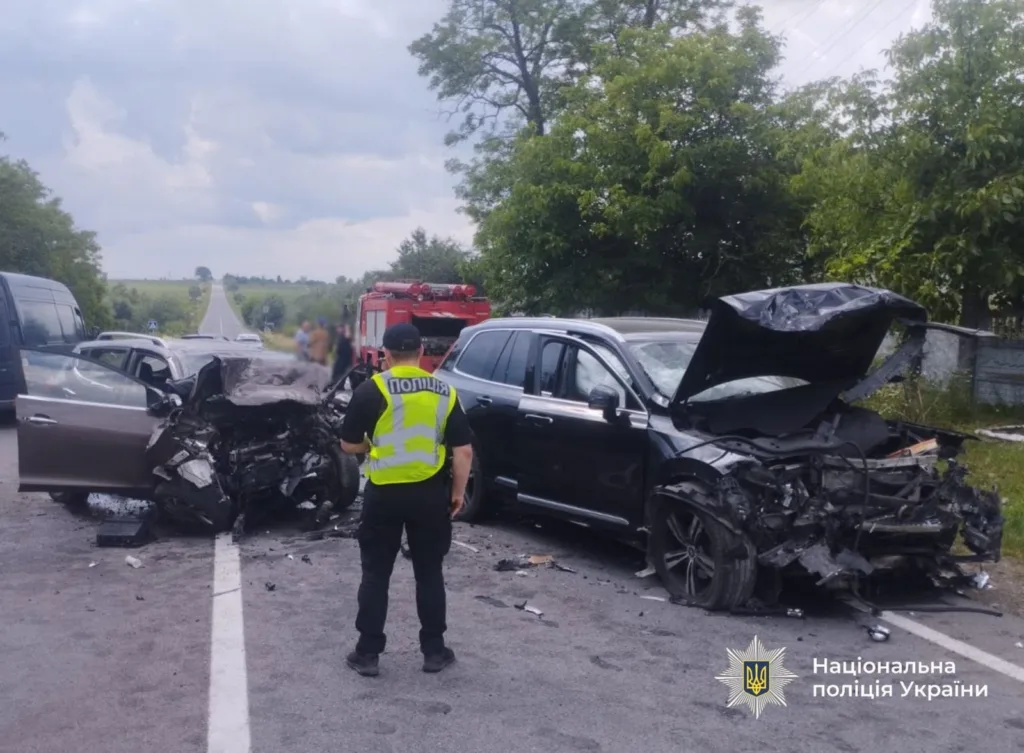 Лобове зіткнення двох автомобілів на трасі