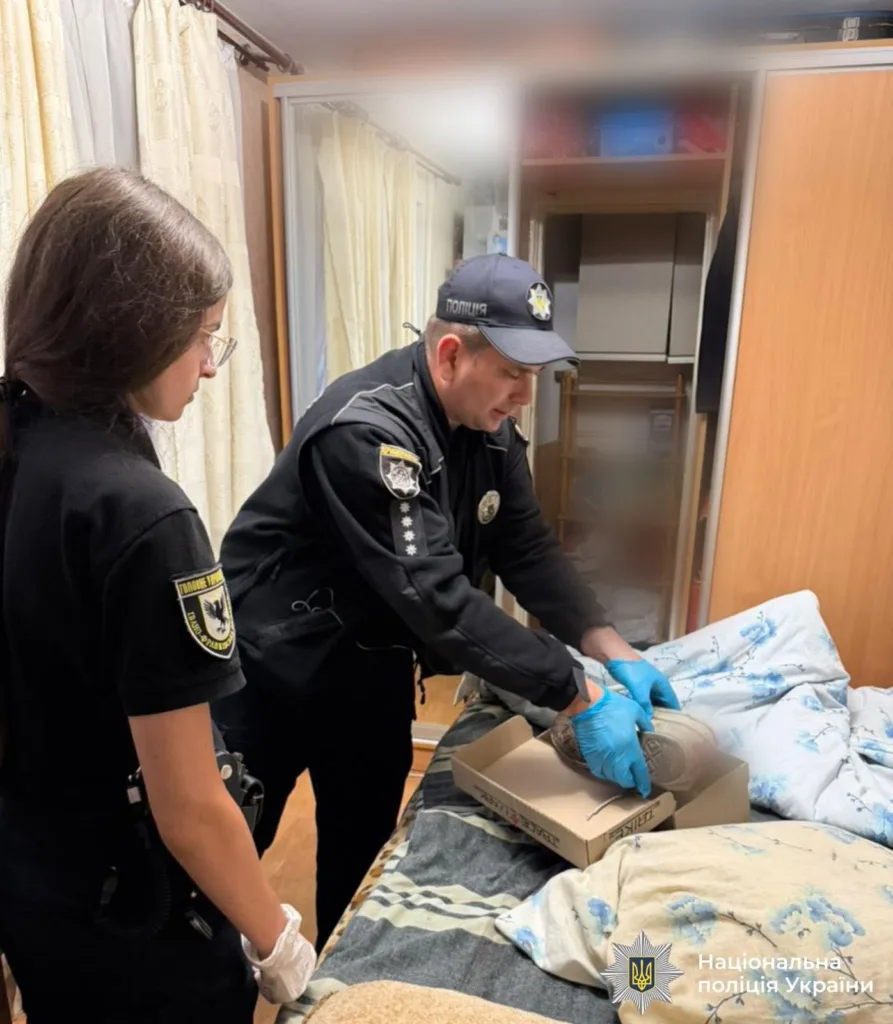 Поліція проводить огляд доказів у кімнаті