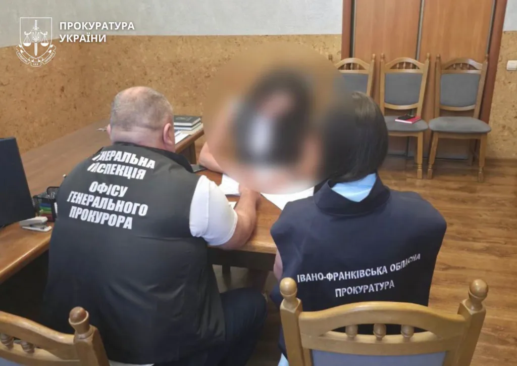 Прокурори проводять допит у кабінеті