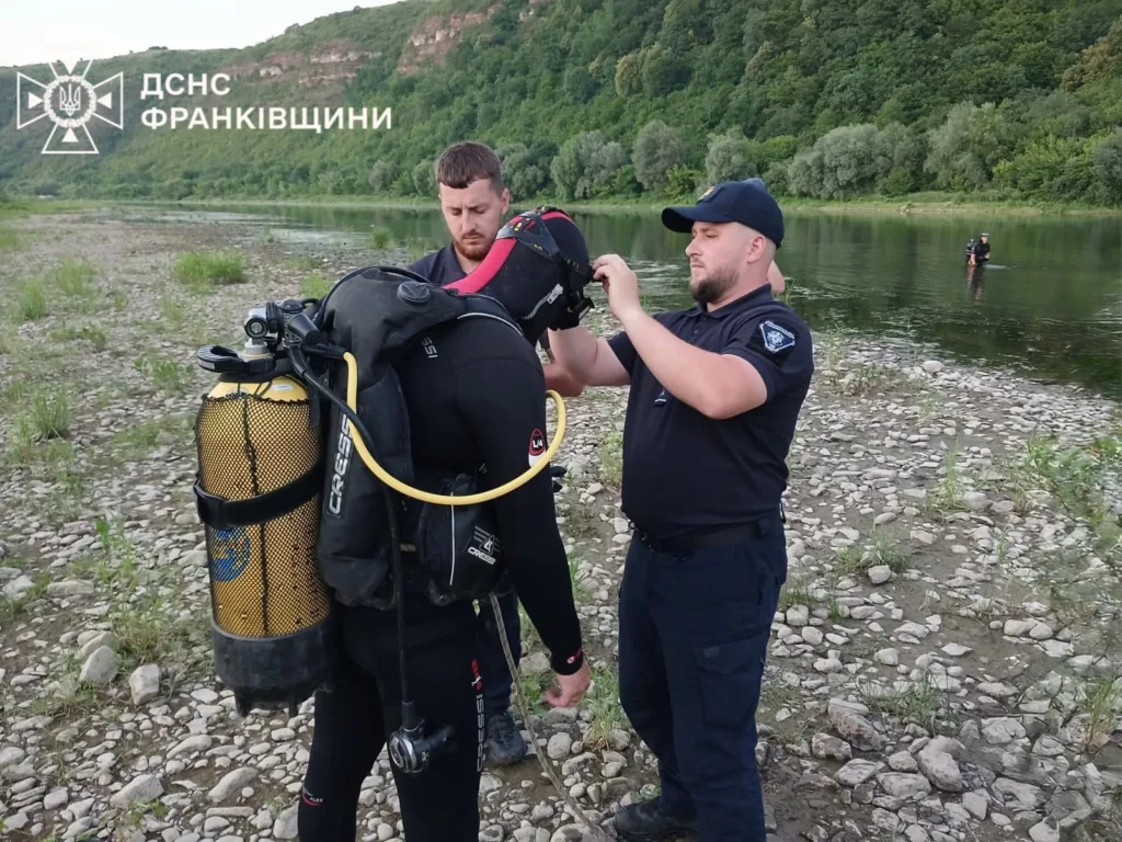 Рятувальники готують дайвера до занурення у річку