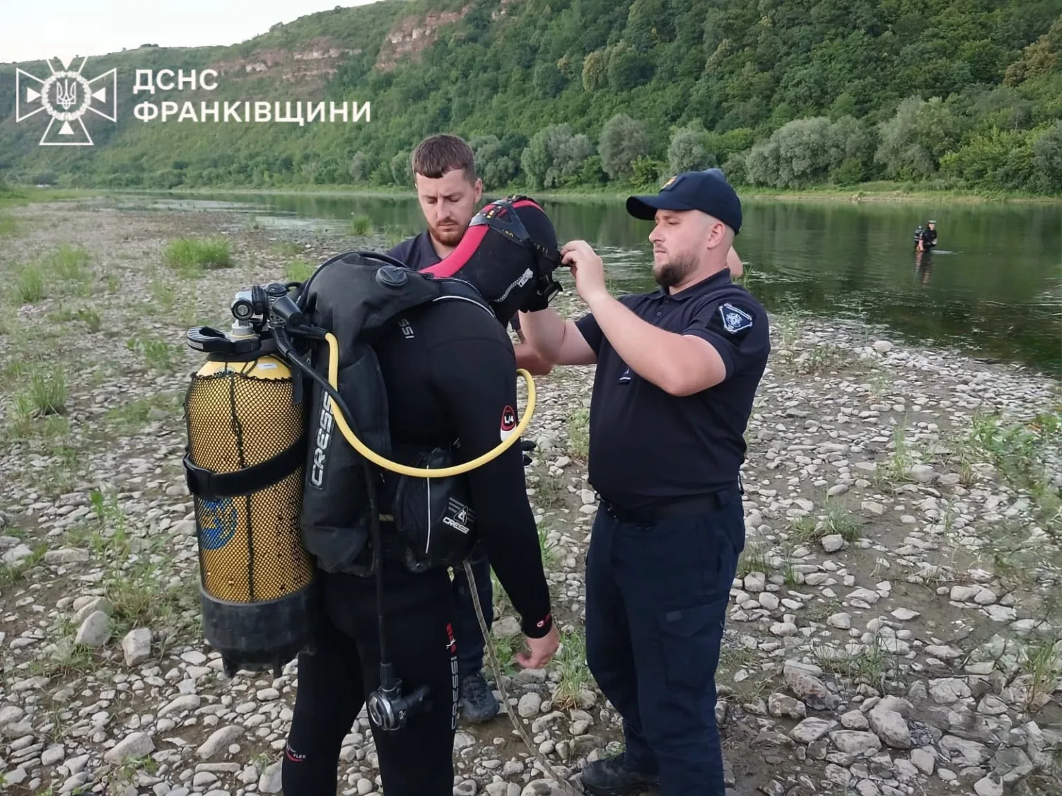 Рятувальники готують дайвера до занурення у річку
