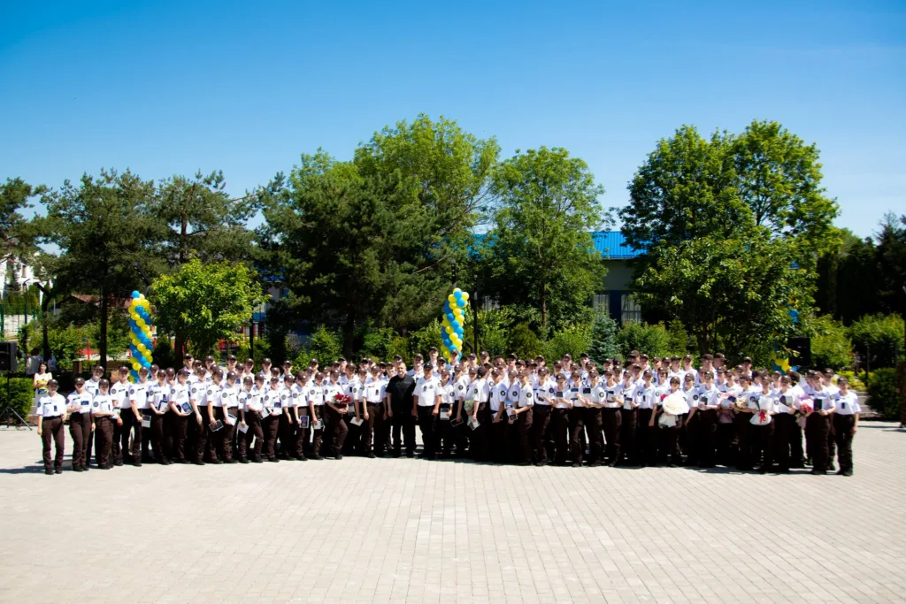 Група курсантів на урочистому заході на вулиці