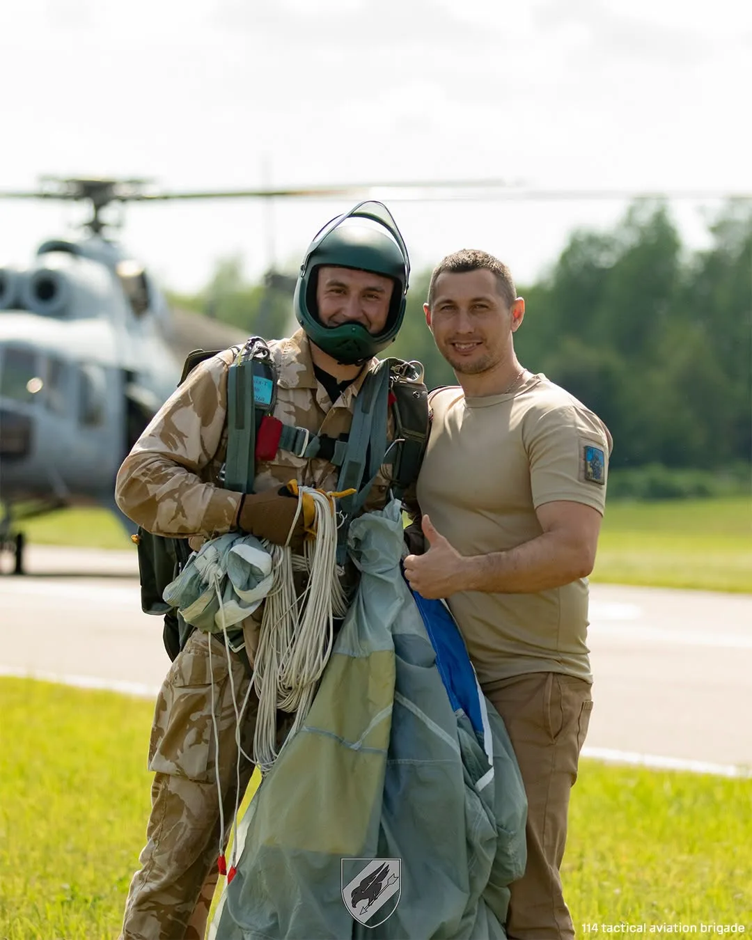Військові після стрибка з парашутом біля гелікоптера