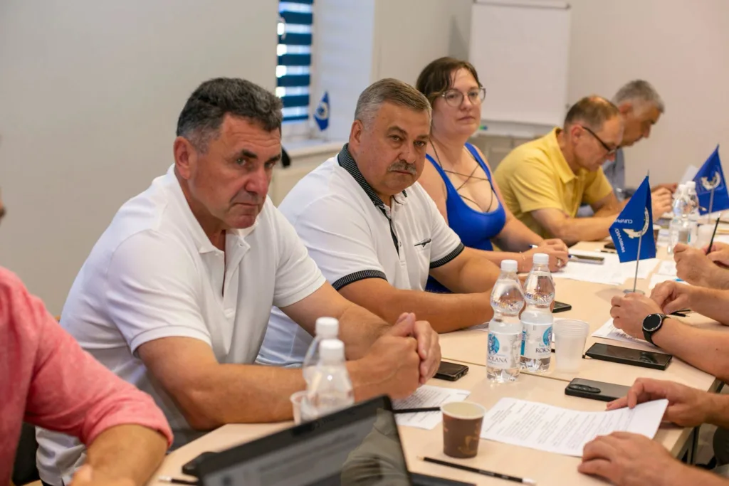 Люди на діловій зустрічі за столом