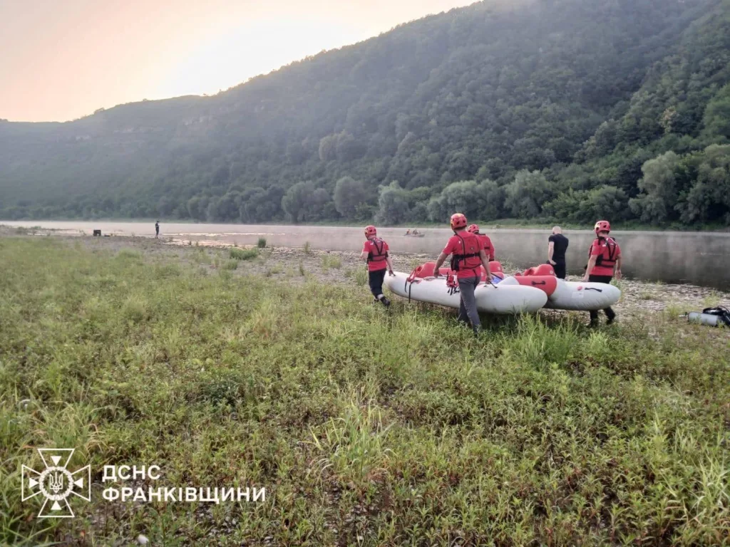 Рятувальники готують човен біля річки в горах